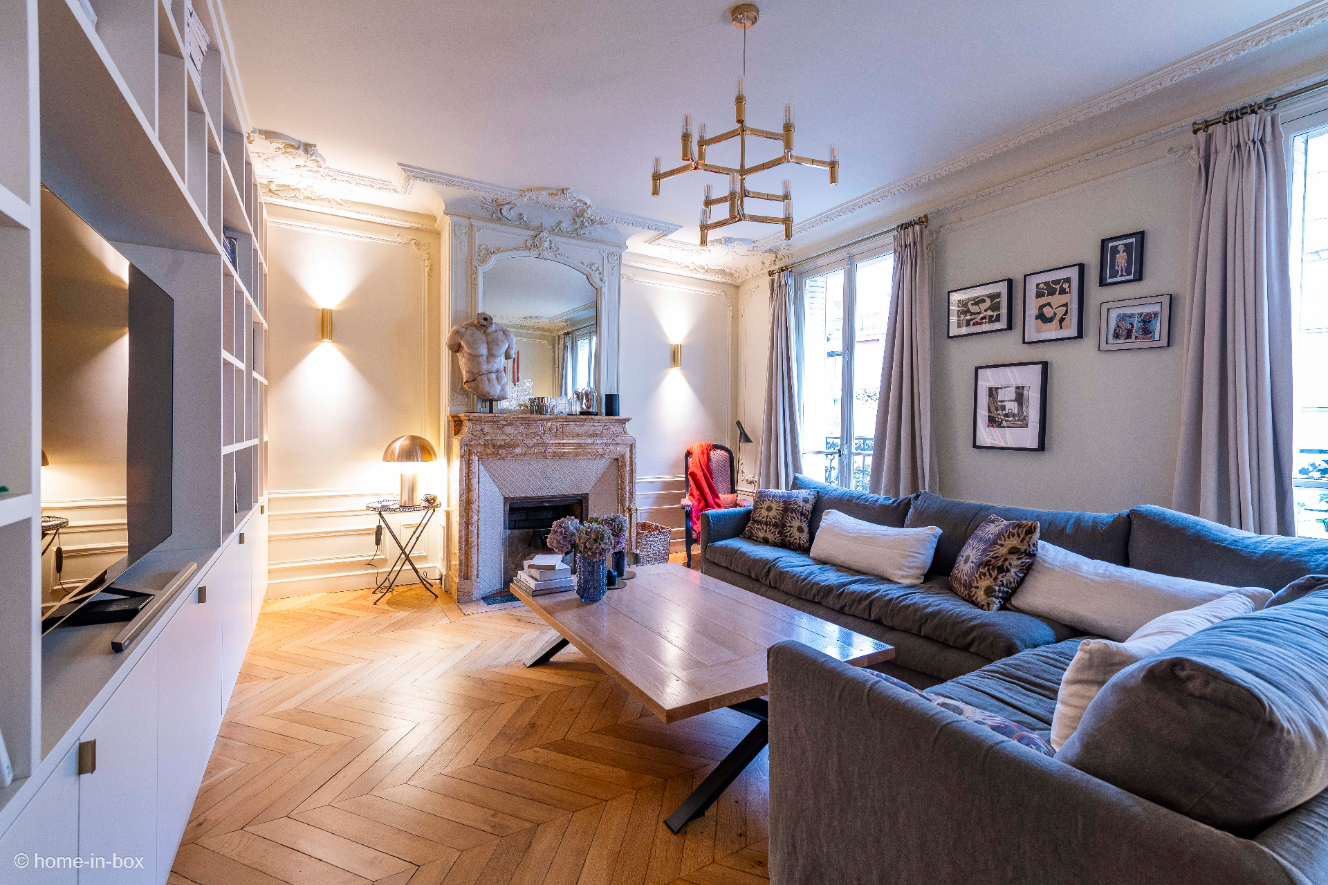 Salon haussmannien rénové avec finitions haut de gamme par Attapro Bati